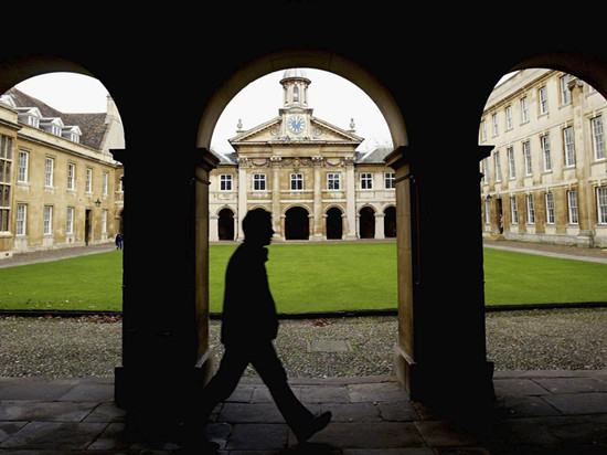 英国大学学费将大幅缩减 留学生有福了.jpg