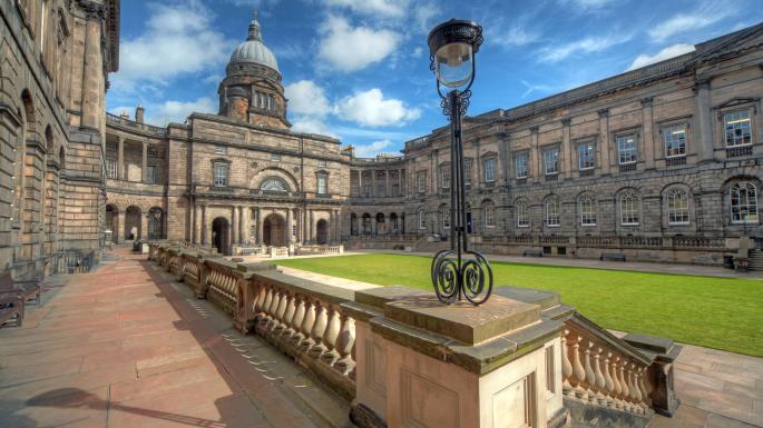 苏格兰大学降低对贫困学生的入学要求.jpg