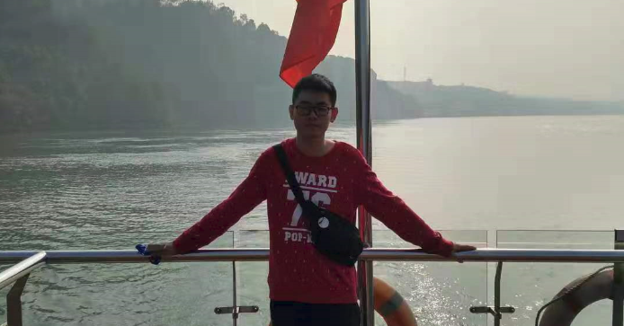 胡同学生活照1.png