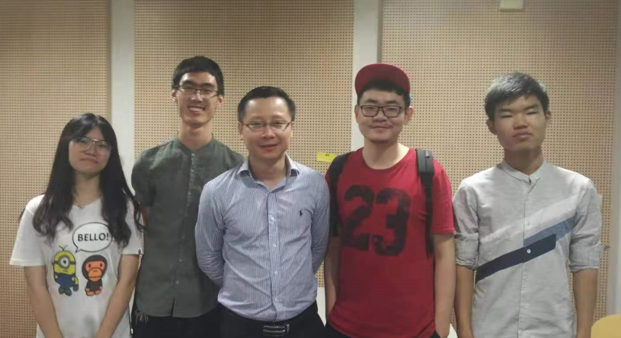 胡同学生活照2.png